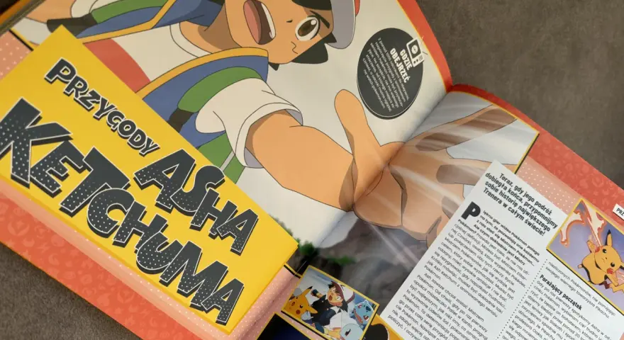 Ash Ketchum i Pikachu z serii Pokémon na tle okładki magazynu, nawiązującej do stylu adidas x pokemon.