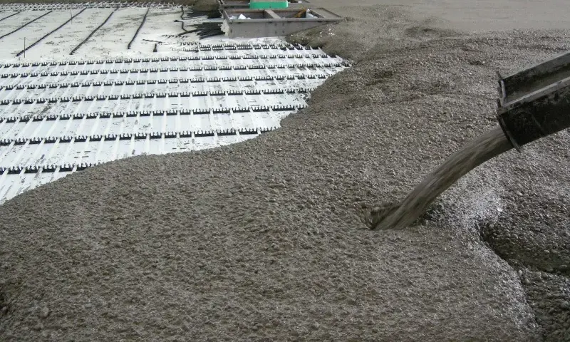 Ile zbrojenia rozproszonego na m3 betonu? Odkryj kluczowe normy i zastosowania