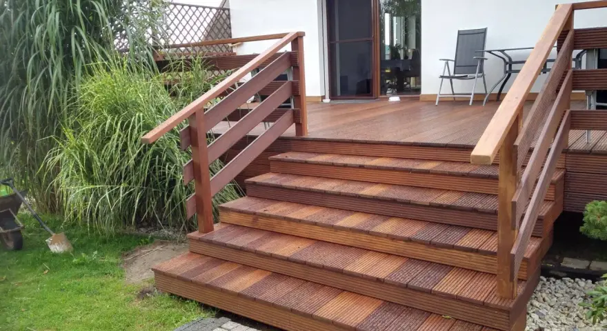 Drewniany taras ze schodami i balustradą. Zastanawiasz się, czy potrzebne pozwolenie na budowę tarasu?