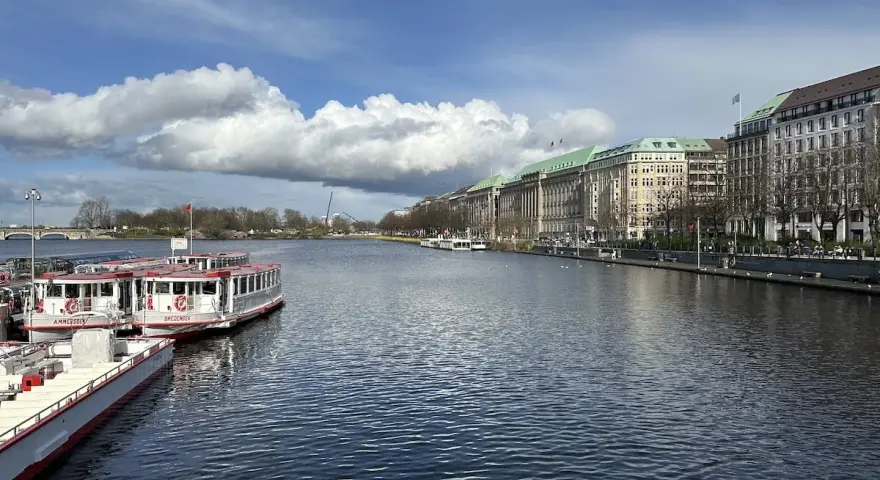 Hamburgs Alster mit Booten und prächtigen Gebäuden – ein Muss, was man in Hamburg gesehen haben muss.