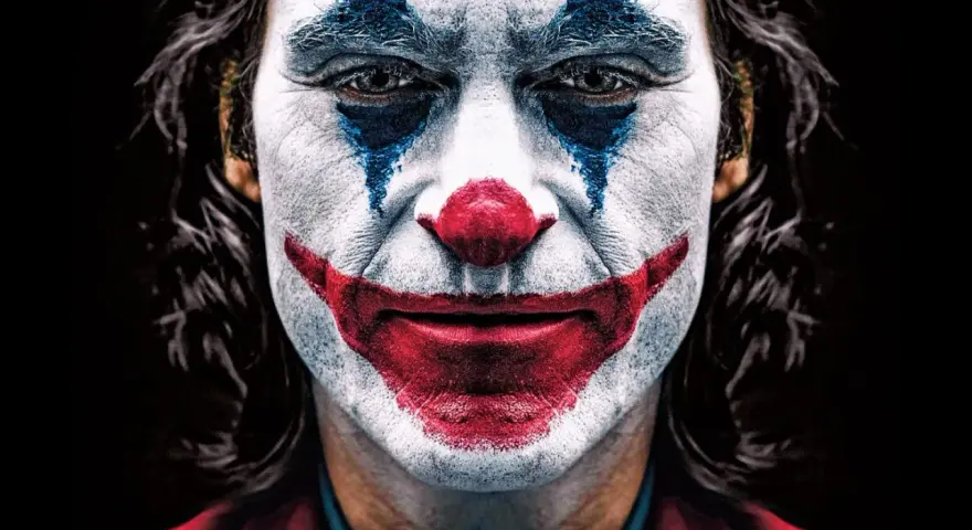 Intensywny joker makijaż z niebieskimi łzami i czerwoną, uśmiechniętą twarzą.