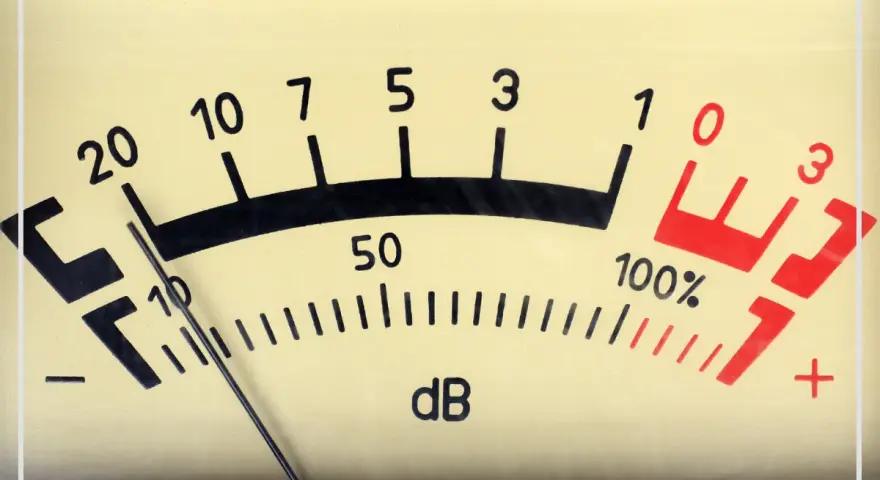 Cadran d'un appareil de mesure decibel, avec une aiguille indiquant une valeur entre 10 et 20.