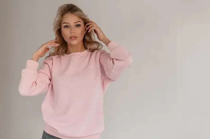 Jak nosić bluzy oversize, aby wyglądać stylowo i czuć się komfortowo