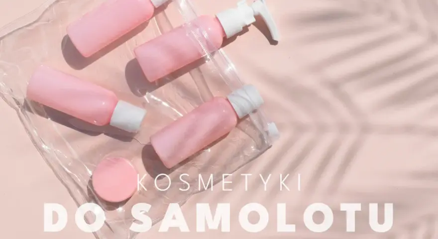 Różowe kosmetyczki podróżne w przezroczystej kosmetyczce. Czy można wziac dezodorant w sprayu do samolotu? Tak, jeśli jest w małej buteleczce.