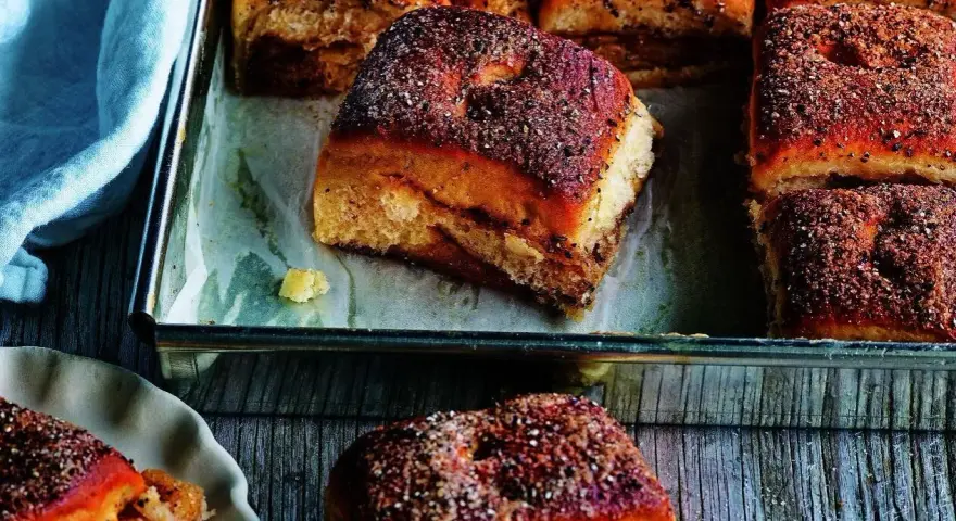 Nybakade gifflar med kanel och socker, redo att avnjutas. Ett enkelt gifflar recept för hembakning.