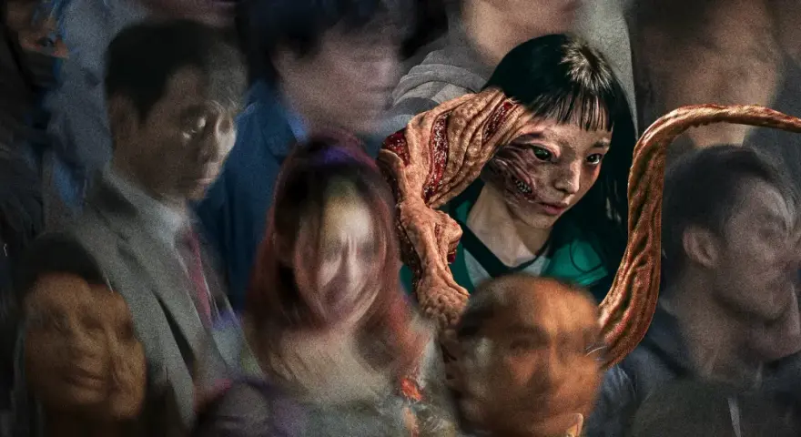 Dziewczyna z potwornym pasożytem wychodzącym z twarzy, otoczona przez zamazane postacie. Plakat serialu "Głód" (ang. "The Host") na Netflix.