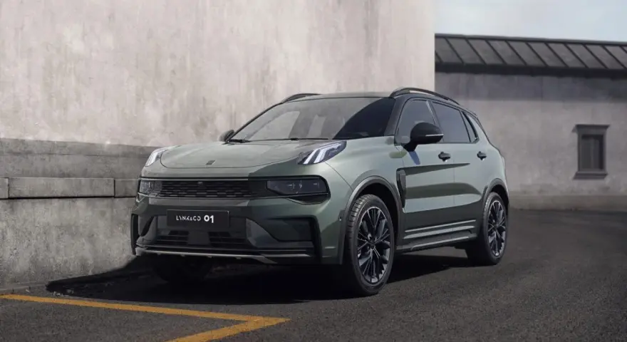 Nowoczesny, zielony SUV Lynk & Co 01 zaparkowany przy betonowej ścianie.