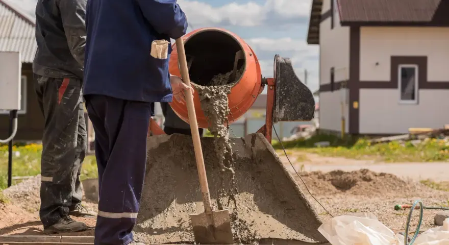 Ile łopat piasku na worek cementu? Sprawdź idealne proporcje