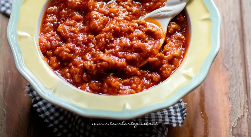 Un invitante ragù di salsiccia in una ciotola, pronto per condire la pasta.