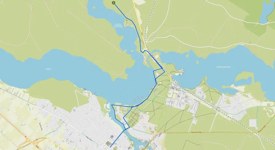 Mapa z zaznaczonymi trasami rowerowymi w Augustowie, prowadzącymi wzdłuż jezior i przez miasto.
