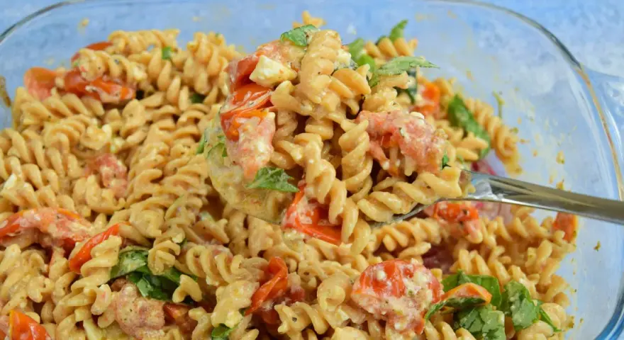 Szybka kolacja z niczego: makaron fusilli z pomidorkami, fetą i bazylią w kremowym sosie.