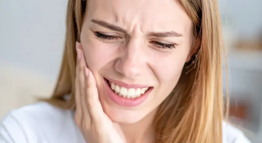 Umów się do dentysty bez stresu: NFZ, prywatnie, nagły ból poradnik.