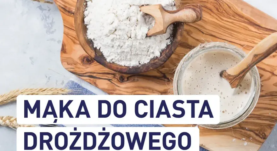 Mąka do ciasta drożdżowego: biała mąka w drewnianej misce i zakwas w słoiku, gotowe do pieczenia.
