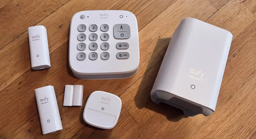 Ett eufy larm test med en kontrollpanel, två dörr-/fönstersensorer och en basstation.