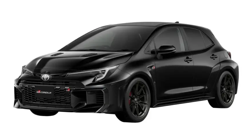 Czarna Toyota Corolla GR z agresywnym grillem i sportowymi felgami, gotowa do podboju dróg.