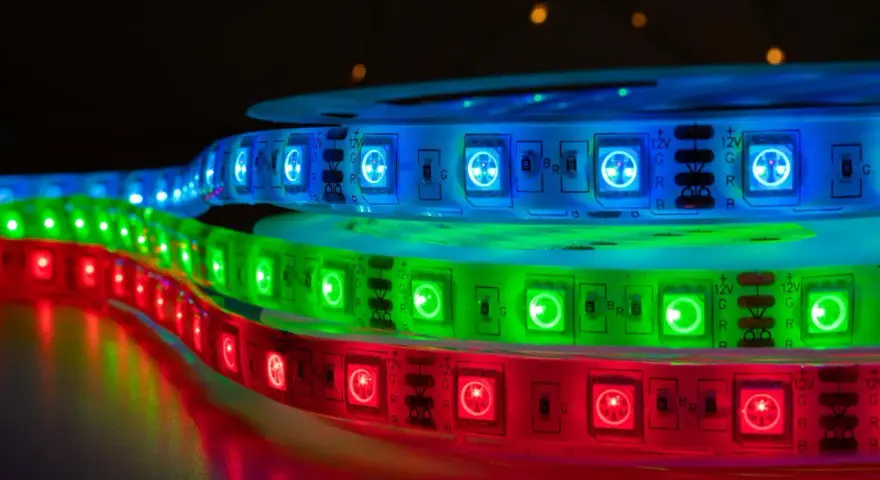 Taśmy LED RGB w kolorach czerwonym, zielonym i niebieskim, pokazujące, jak łączyć taśmy LED RGB.