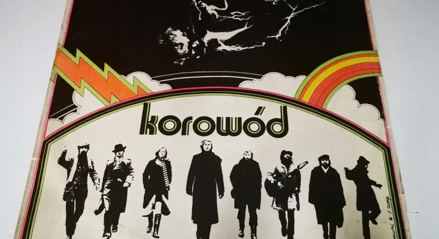 Okładka płyty "Korowód" Marka Grechuty i Anawy. Sylwetki muzyków na tle tęczy i błyskawic, jak z komiksu "dni których nie znamy".