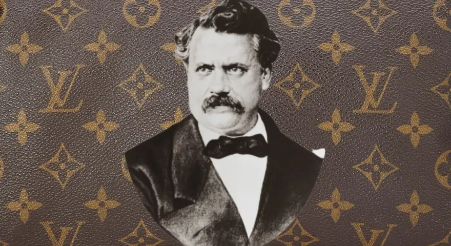 Ritratto in bianco e nero di Louis Vuitton, con il suo iconico monogramma sullo sfondo.