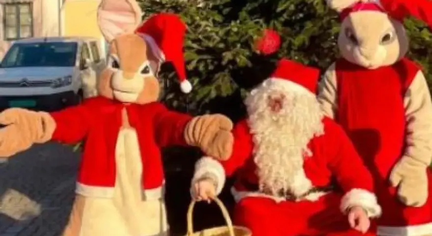 Tomten och två påskharen-liknande figurer i tomtedräkter. En julrebus med svar?