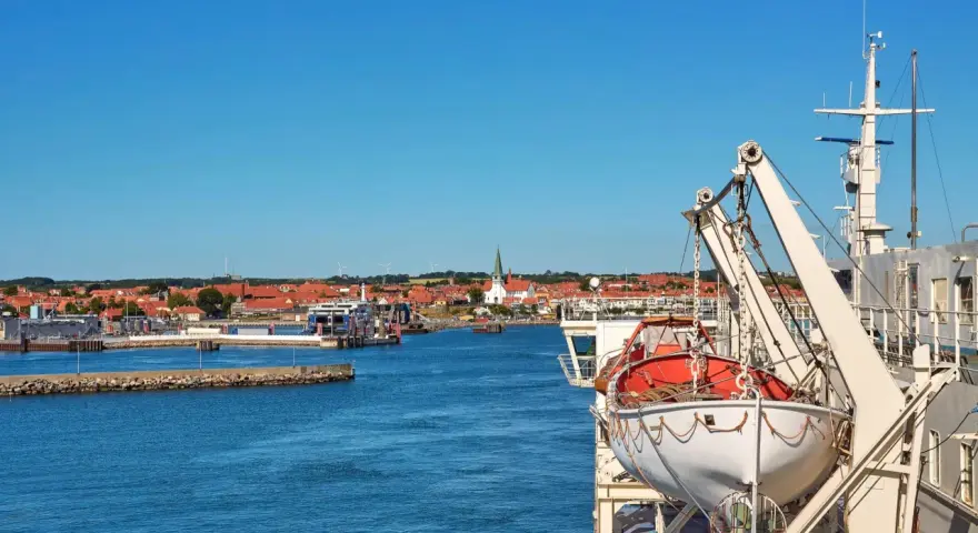 Widok z promu na port i miasteczko na Bornholmie. Planujesz bornholm rejsy z polski?