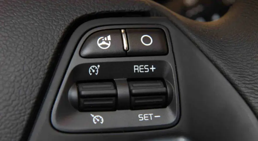 Przyciski na kierownicy: włączanie podgrzewania, wyłączanie, RES+, SET-. Ułatwiają jazdę z **cruise control**.