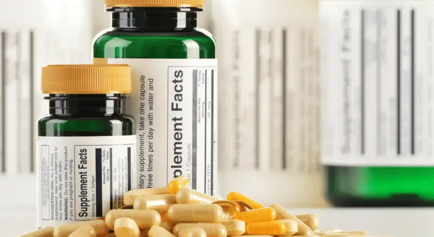 Flaconi di integratori e capsule sparse. La domanda "per quanto tempo si possono prendere gli integratori" è centrale.