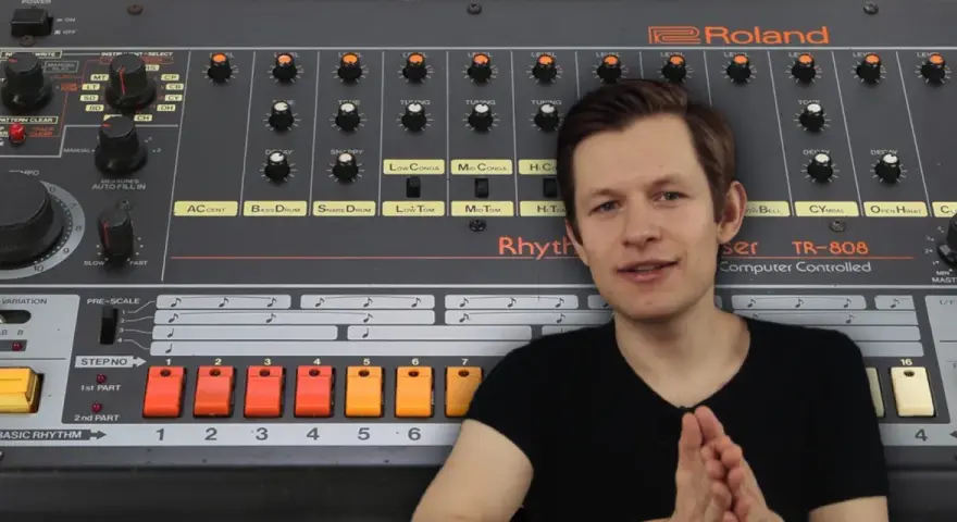 Mężczyzna obok legendarnego automatu perkusyjnego Roland TR-808. Poznaj tajemnice 808 co to za sprzęt!
