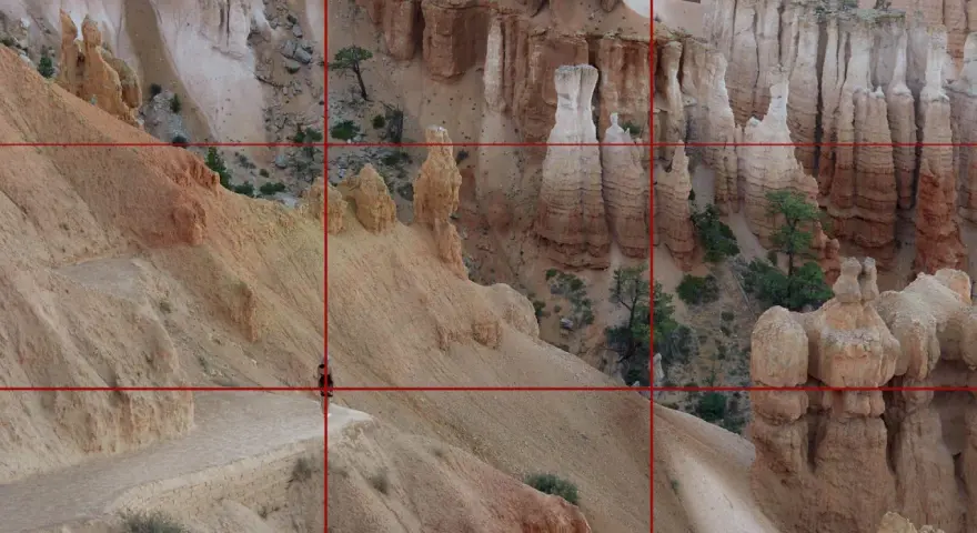 Bryce Canyon z siatką kompozycji. Zasady kompozycji w fotografii: postać na skrzyżowaniu linii, podkreślająca głębię i skalę krajobrazu.