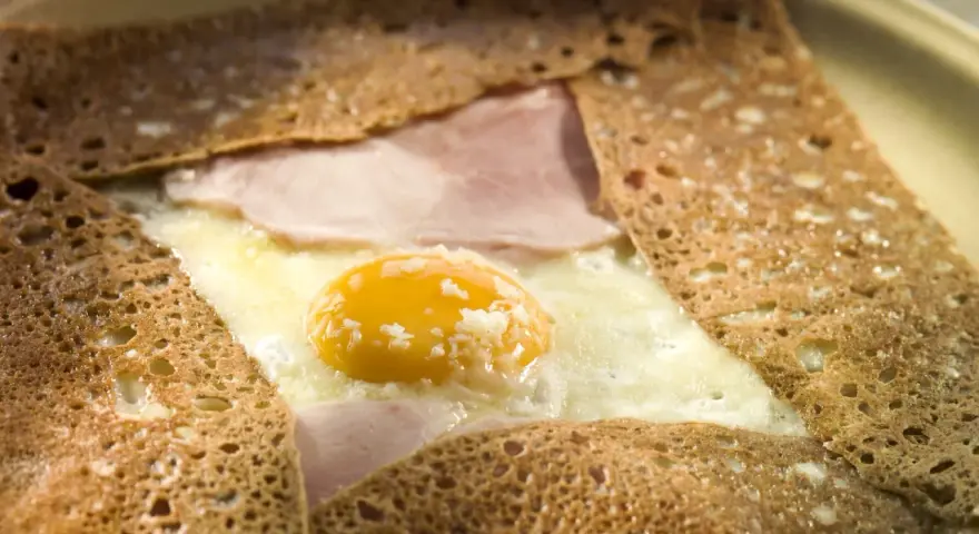 Crêpe bretonne garnie d'un œuf au plat, de jambon et de fromage. Un délice de crêpes françaises.