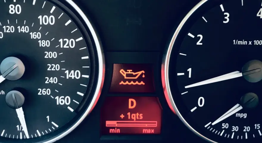 Czerwona kontrolka ciśnienia oleju świeci się na desce rozdzielczej. Wskazuje na niski poziom oleju, co wymaga natychmiastowej reakcji.