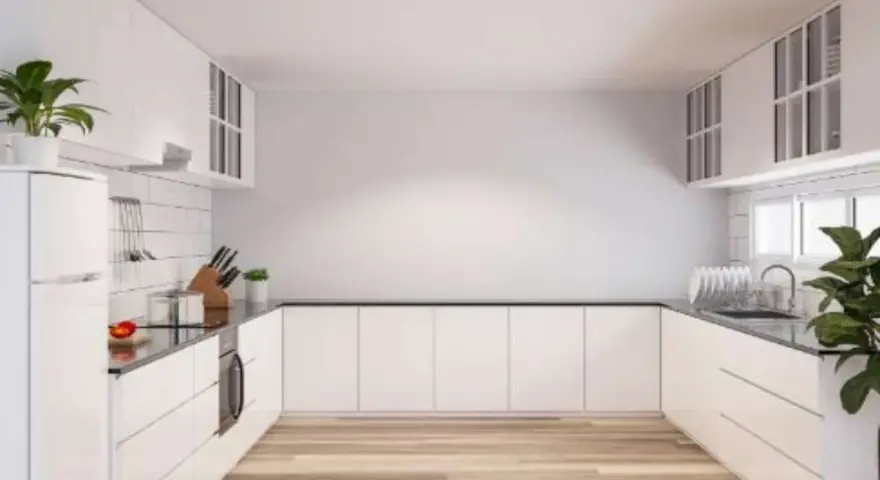 Cucina moderna con mobili bianchi e pavimento in legno. Idee per come riempire una parete vuota in cucina con mensole o quadri.