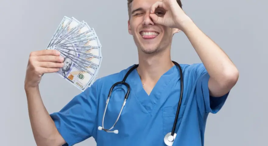 Giovane oss con stetoscopio e banconote in mano, fa un gesto con l'occhio, mostrando soddisfazione per il suo oss lavoro.
