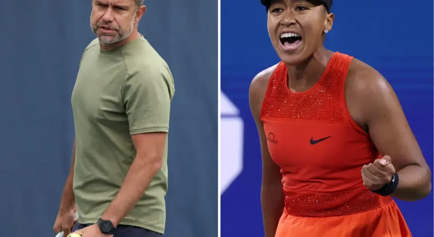 Naomi Osaka świętuje zwycięstwo, obok niej jej partner, trener.
