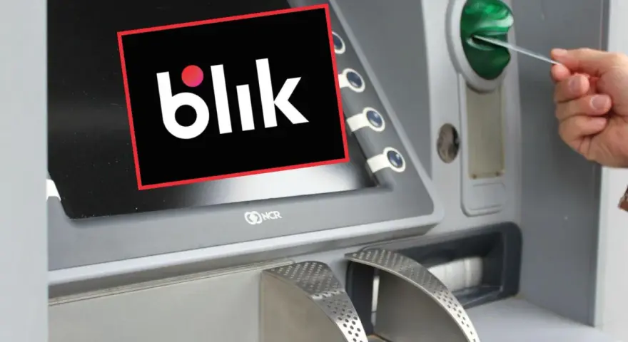 Logo Blik na ekranie bankomatu, obok wkładana jest karta.
