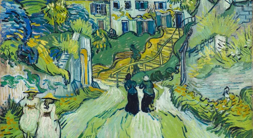Les œuvres d'art de Vincent van Gogh prennent vie dans ce paysage verdoyant. Deux femmes marchent sur un chemin, tandis que d'autres figures se promènent dans le jardin.
