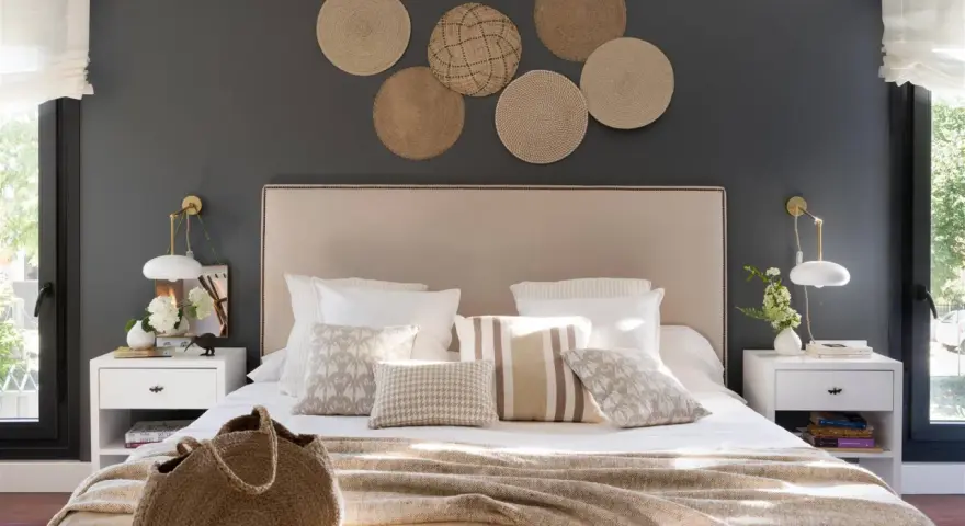 Cabecero con cojines: ideas de estilo natural con texturas y patrones variados para un dormitorio acogedor.