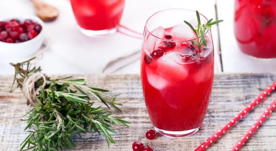 Drinki z wódką żurawinową: Proste przepisy i sekrety barmana