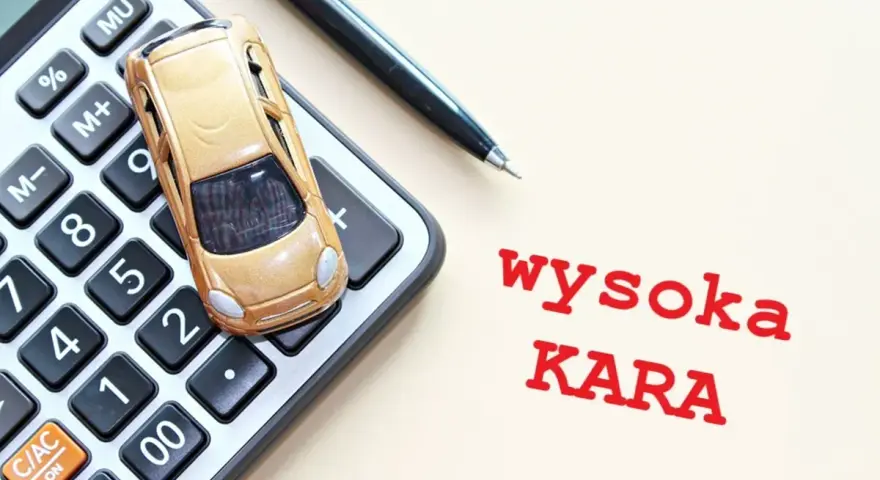 Złoty samochodzik na kalkulatorze, obok długopis. Napis "wysoka KARA" sugeruje, że pcc-3 po terminie może oznaczać wysokie koszty.