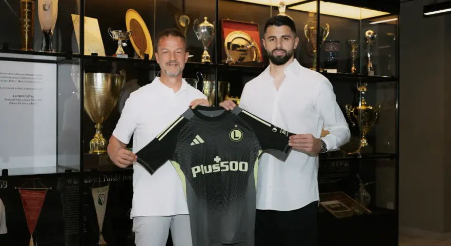 Nowy bramkarz Legii, w otoczeniu trofeów, prezentuje nowy strój.