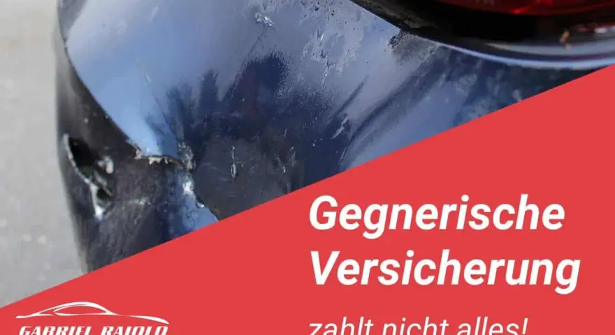 Beschädigter blauer Kotflügel. Die gegnerische Versicherung zahlt nicht alles! Logo von Gabriel Raiolo, Kfz-Sachverständiger.