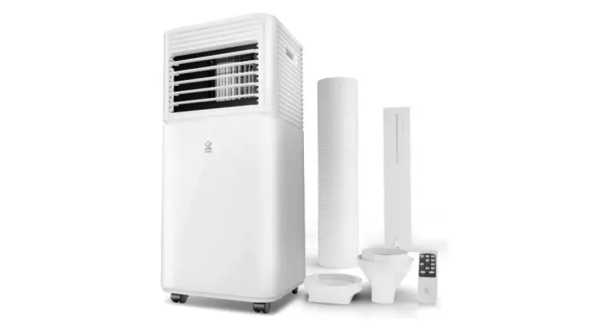 Un climatizador evaporativo blanco con accesorios: tubo, adaptador y mando a distancia.