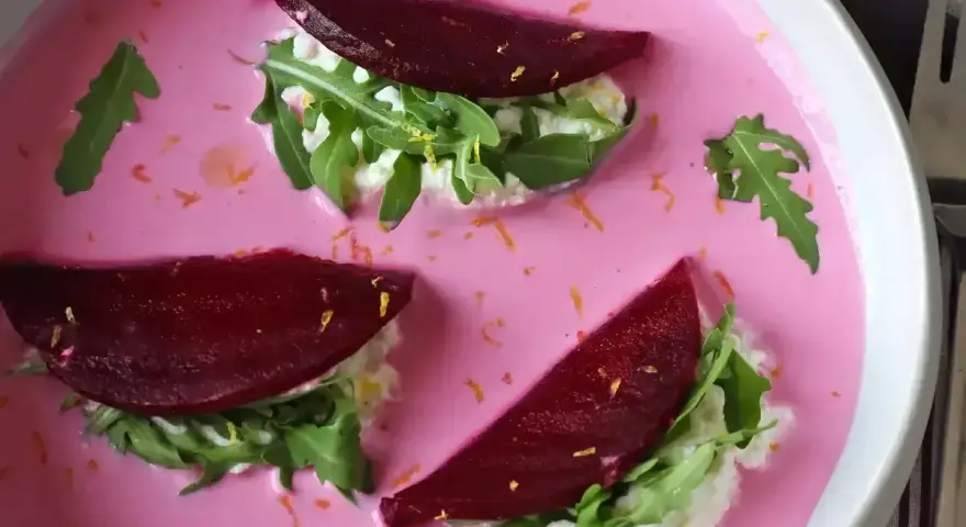 Vacker vegansk mat: rödbetor med ruccola och en krämig, rosa sås. En fest för ögat och magen!