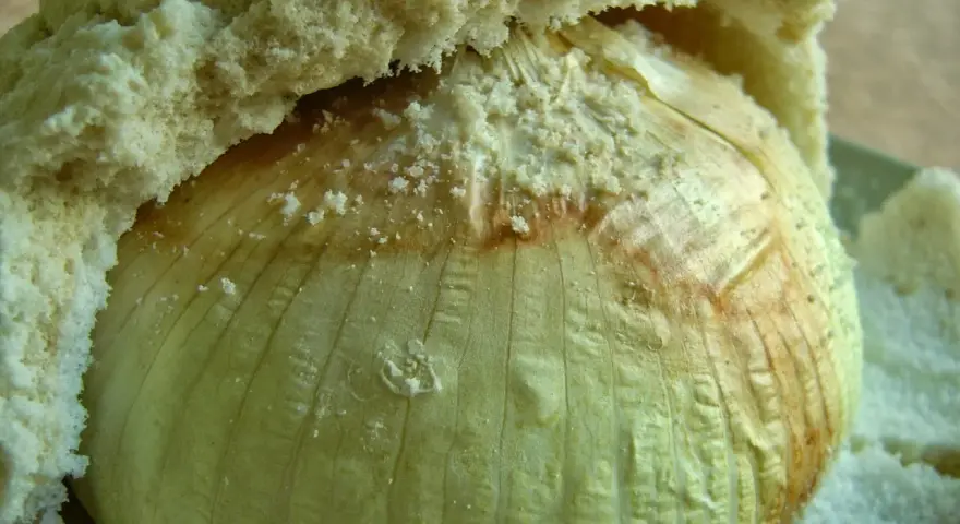 Una cipolla Giarratana intera, cotta in padella, avvolta in pane soffice.