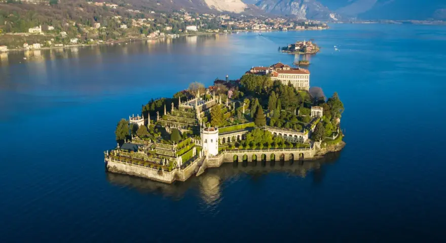 Isola Bella sul Lago Maggiore, un gioiello da ammirare in moto.