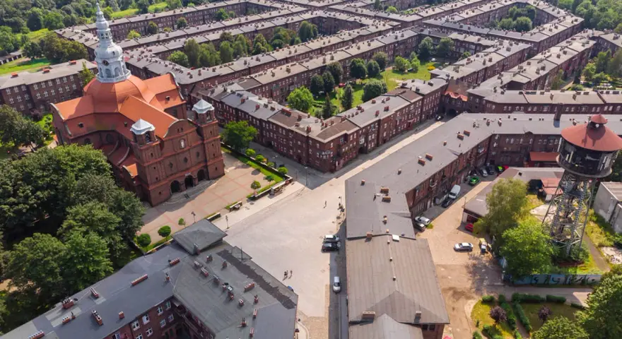 Osiedle Nikiszowiec, przykład udanej rewitalizacji, z kościołem i charakterystyczną wieżą ciśnień.