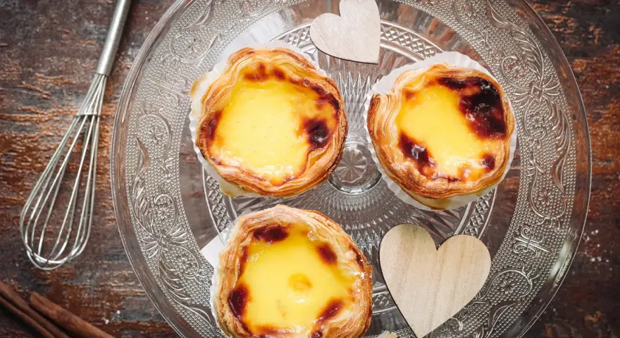 Pastéis de nata mit Vanillepudding-Füllung, bereit zum Genießen. Ein köstliches Rezept für süße Momente.
