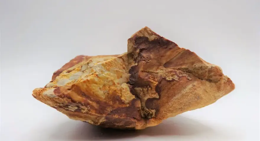 Fragmento de jaspe con vetas rojizas y ocres, mostrando sus propiedades terrosas y su belleza natural.
