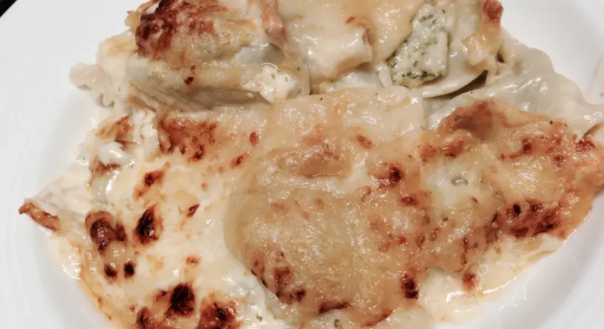 Ricos ravioles de Royan gratinados con queso dorado y burbujeante, listos para disfrutar.