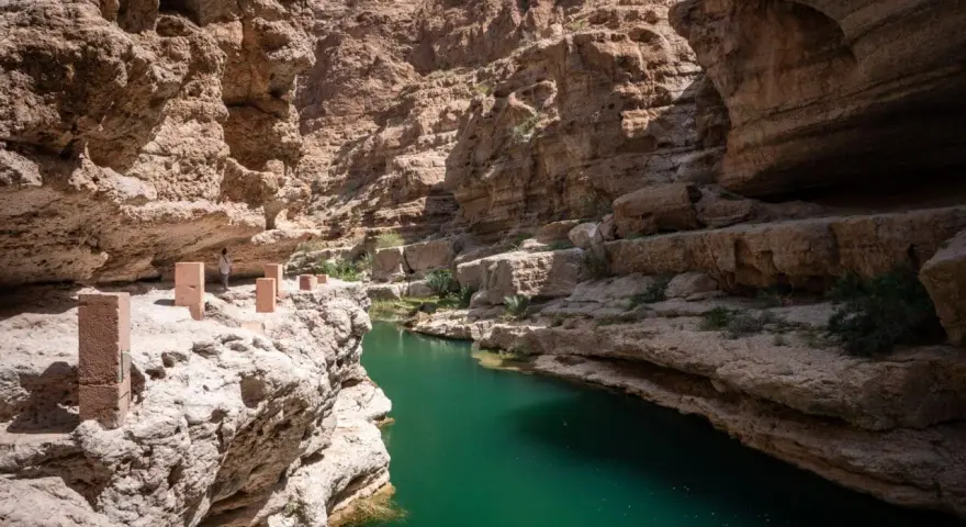 Wadi Shab w Omanie, z turkusową wodą i skalnymi ścianami, to jedna z wielu atrakcji tego kraju. Oman ciekawostki.