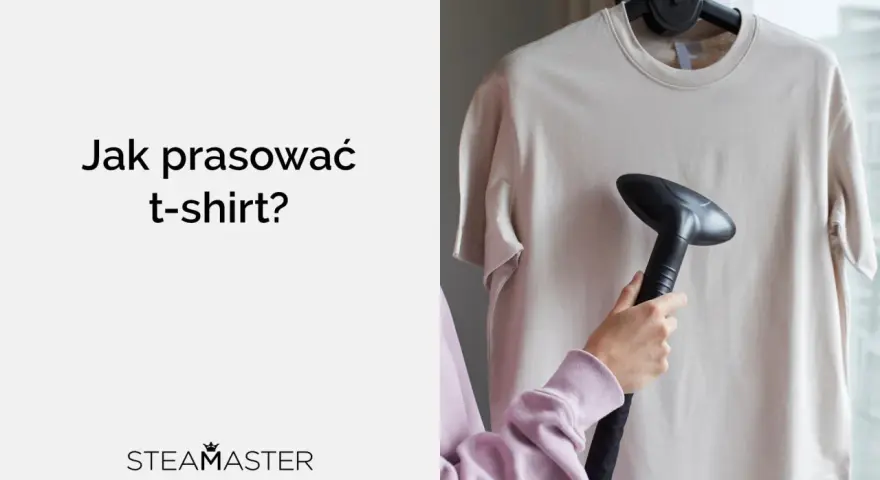 Jak prasować t-shirt parownicą? Dłoń trzymająca parownicę zbliża się do beżowej koszulki wiszącej na wieszaku.